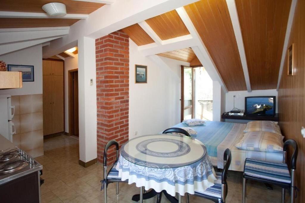 Apartments Damir - 80 M From Beach Postira Exterior photo
