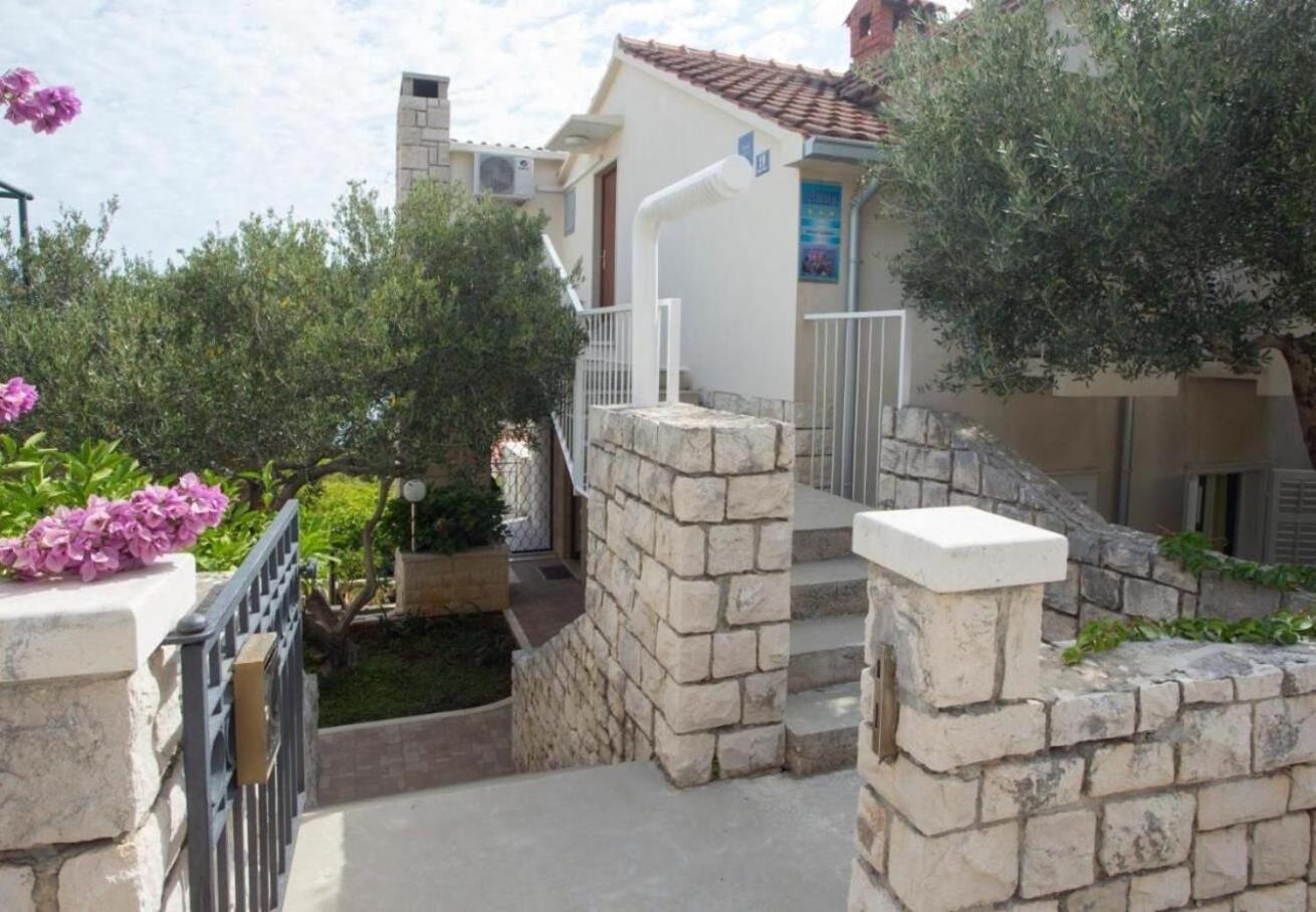 Apartments Damir - 80 M From Beach Postira Exterior photo